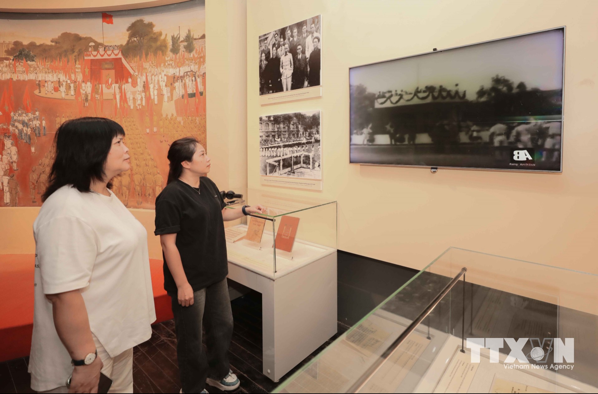 Những thước phim tư liệu được trình chiếu tại Bảo tàng Lịch sử Quốc gia giúp tái hiện các sự kiện, nhân vật lịch sử, mang đến cho du khách góc nhìn trực quan, sinh động, góp phần nâng cao hiệu quả giáo dục truyền thống. (Ảnh: Phan Phương/TTXVN)